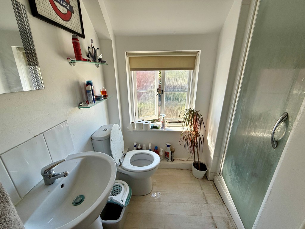 Lot: 88 - PERIOD FREEHOLD DOUBLE-FRONTED SHOP AND FLAT IN POPULAR VILLAGE LOCATION - Flat bathroom with W.C.